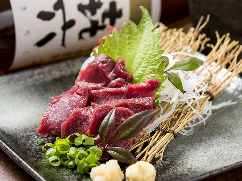 熊本直送の『馬刺し』は、新鮮であっさりとした美味しさ