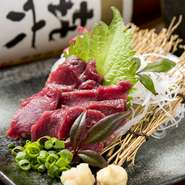 熊本から直送している『馬刺し』は新鮮そのもの。赤身のあっさりとした旨みをしっかり味わえます。日本酒や焼酎との相性は抜群。九州の甘口醤油につけ、薬味と共にいただきます。