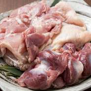一串ずつ丁寧に串打ち。部位ごとの食感も大切に、素材の旨みを逃がさぬよう細心の注意を払って炭焼きしています。季節により柚子胡椒や広島レモン、すだちなども取り入れ、多彩な味わいをご提案しています。