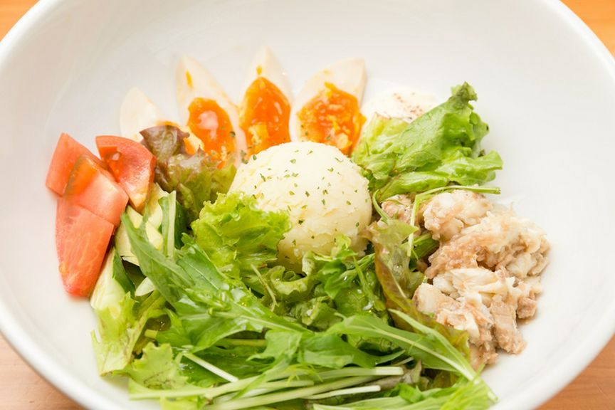 サラダに仕掛けるパフォーマンスが光る『ツナと煮玉子のポテトサラダ』