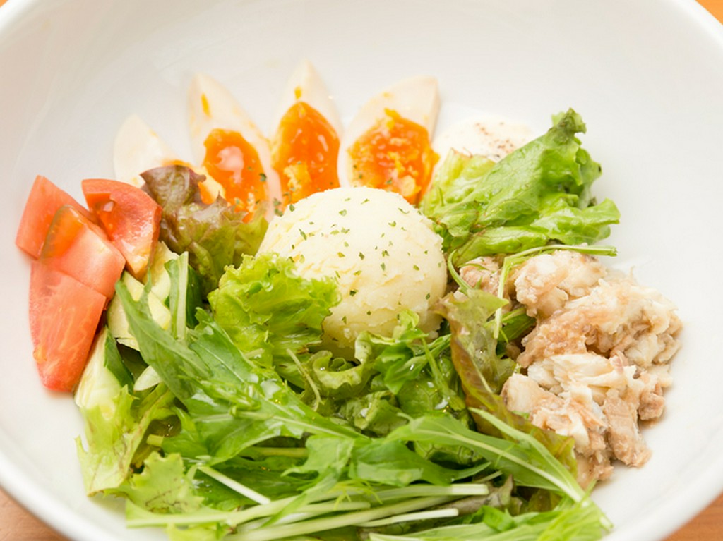 サラダに仕掛けるパフォーマンスが光る『ツナと煮玉子のポテトサラダ』