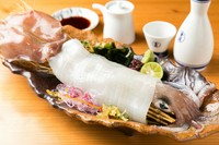 イカを活きたまま瞬間冷凍し、徳島は魚吟酒場にやってきました。イカが持つ肉質、甘みは他の追随を許しません。
※予約必須。イカの種類は仕入れ状況により異なります。