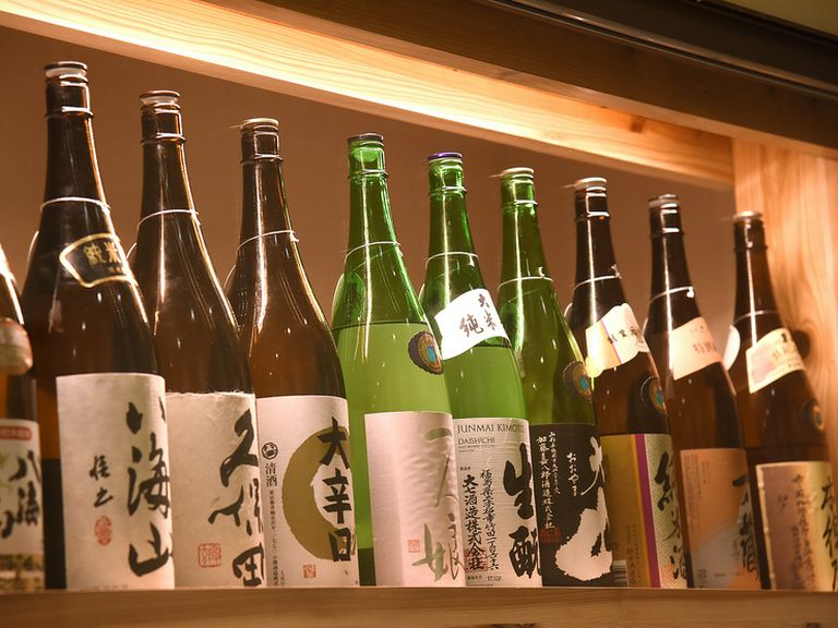 全国から厳選された約50種類の日本酒　飲み比べセットもあり