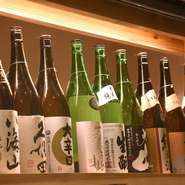 店内に備え付けられた専用冷蔵庫には、約50種類の日本酒が取り揃えられています。料理に合わせてお酒を選べる他、全国各地の日本酒から3種類を選べる飲み比べセットもあり、好みの一杯に巡り会えそうです。