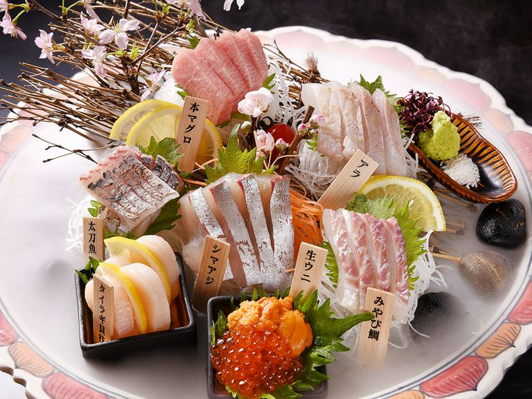 季節に合わせた旬の魚を味わえる『本日仕入れ　おまかせ刺身盛り合わせ』1人前〜