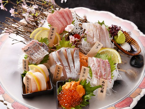 季節に合わせた旬の魚を味わえる『本日仕入れ　おまかせ刺身盛り合わせ』1人前～