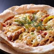 たっぷりの具材と明太マヨソースが乗ったピザ生地をオーブンでこんがりと焼き上げています。ソーセージのパリッとした食感とマッシュポテトのふんわり優しい味わいを同時に堪能できる、人気のメニューです。