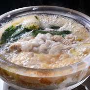 昆布や鰹などから取った出汁が魅力のもつ鍋です。透き通った出汁は香りが良く、鍋の具材だけでなくスープまで全部飲めると人気です。宴会のシメにぜひ皆様でお召し上がりください。