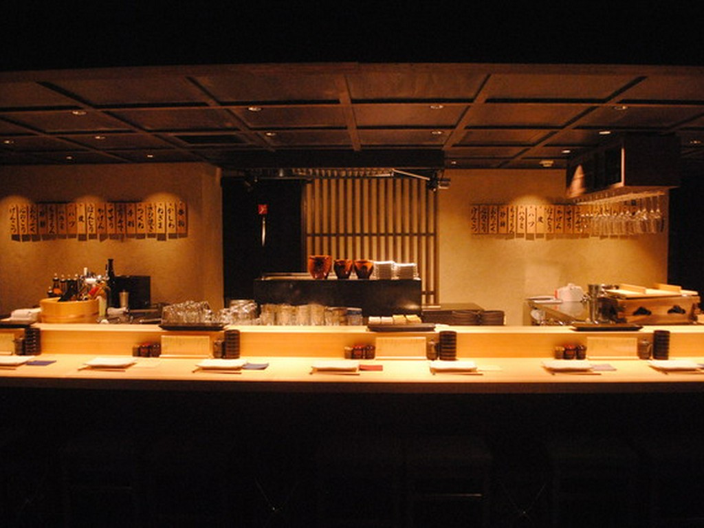 まるで蔵の中のよう。落ち着いた木のぬくもり溢れる空間