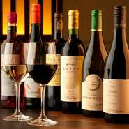 世界中から厳選したワインが壁一面にずらりと並びます。手軽なものから高級ワインまで、赤・白・スパークリングと料理によく合う銘柄が、常時40種類ほど取り揃え。ワイン＆焼鳥の絶妙な組合せに、至福のひと時です。