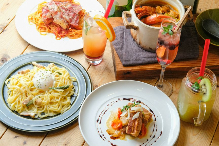 手づくりの塩や、地元食材を駆使した料理を味わう