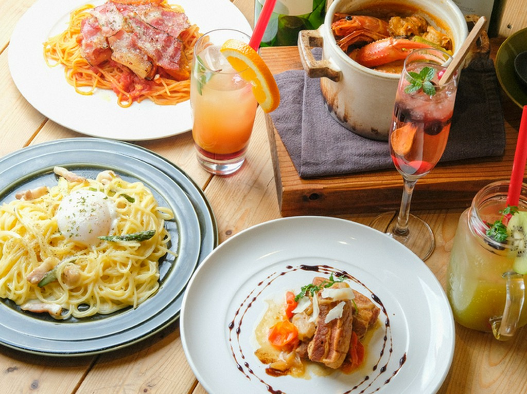 手づくりの塩や、地元食材を駆使した料理を味わう