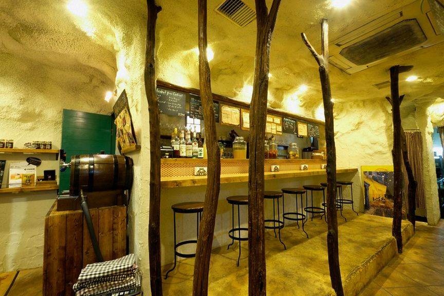 フランス南部を彷彿とさせる、隠れ家風ビストロ