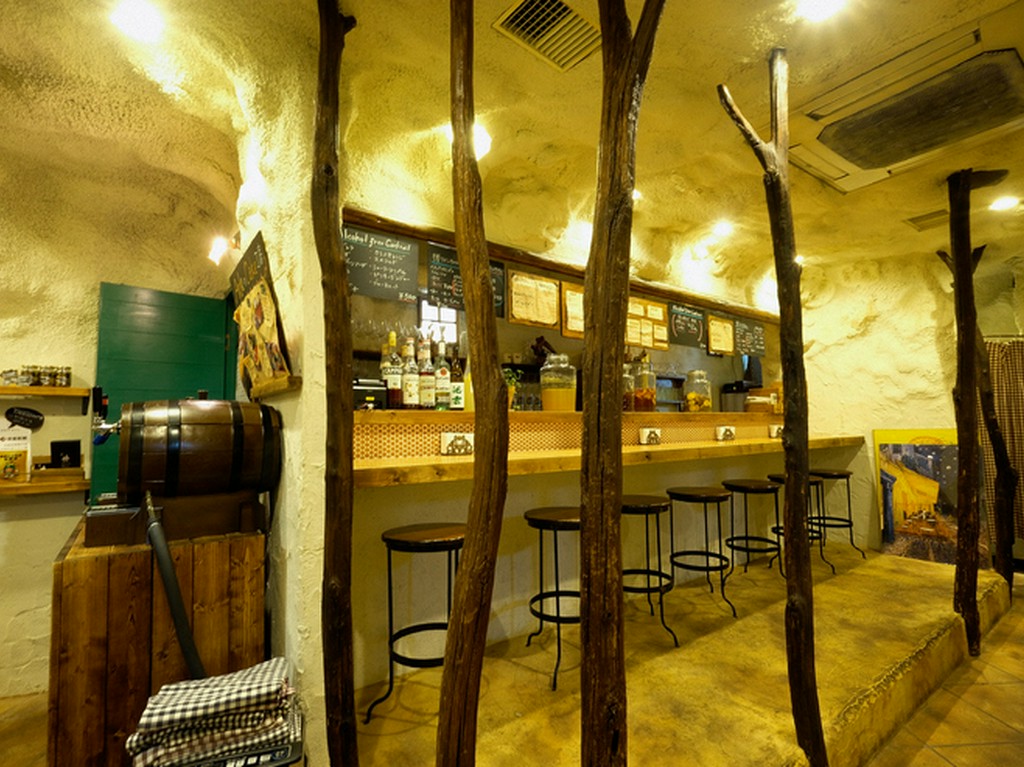 フランス南部を彷彿とさせる、隠れ家風ビストロ