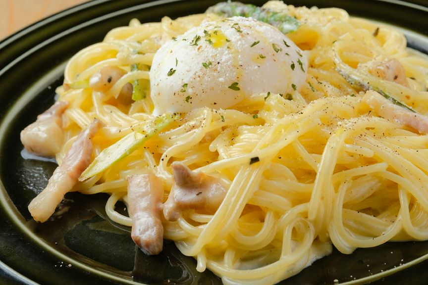 豊かな自然環境で飼育されたニワトリから、採れる卵を使用した『赤岩高原の温玉カルボナーラ』