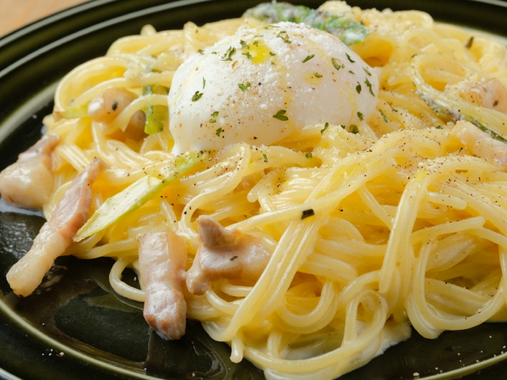 豊かな自然環境で飼育されたニワトリから、採れる卵を使用した『赤岩高原の温玉カルボナーラ』