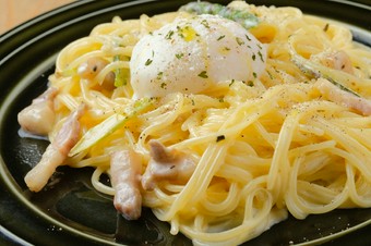 豊かな自然環境で飼育されたニワトリから、採れる卵を使用した『赤岩高原の温玉カルボナーラ』