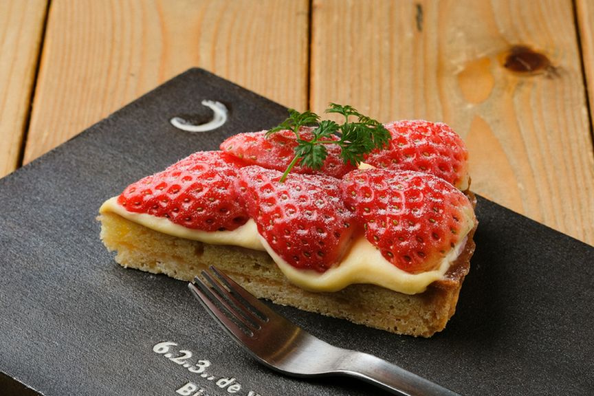 外側の皮がやわらかく、ジューシーで甘い章姫いちごをふんだんに使用した『章姫いちごのタルトレット』