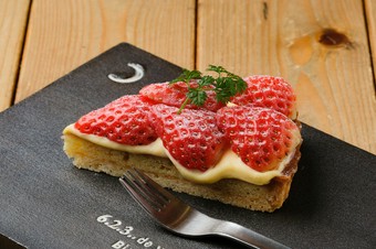 外側の皮がやわらかく、ジューシーで甘い章姫いちごをふんだんに使用した『章姫いちごのタルトレット』