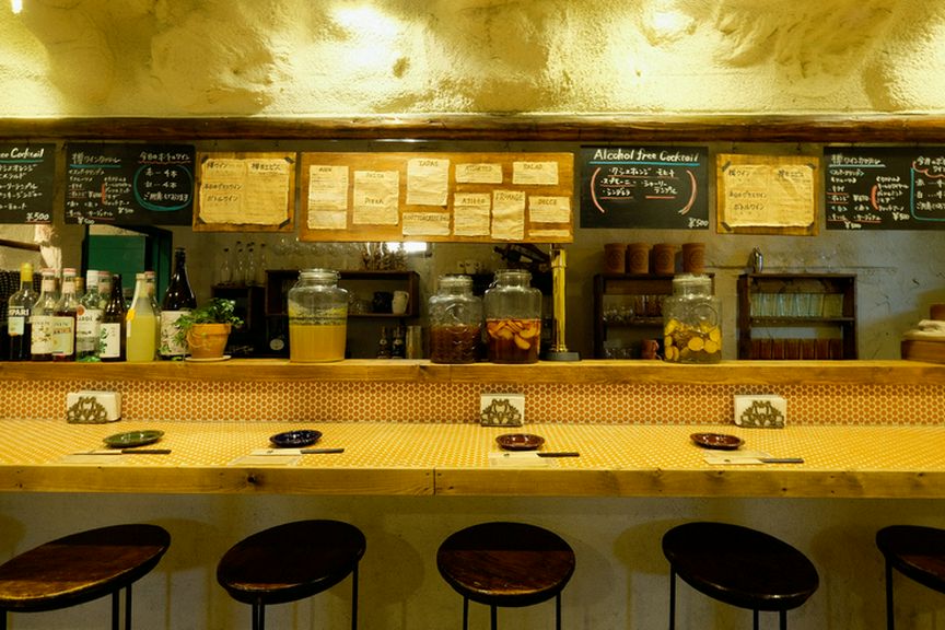 カウンター席もあり、一人でも気軽に立ち寄れる雰囲気