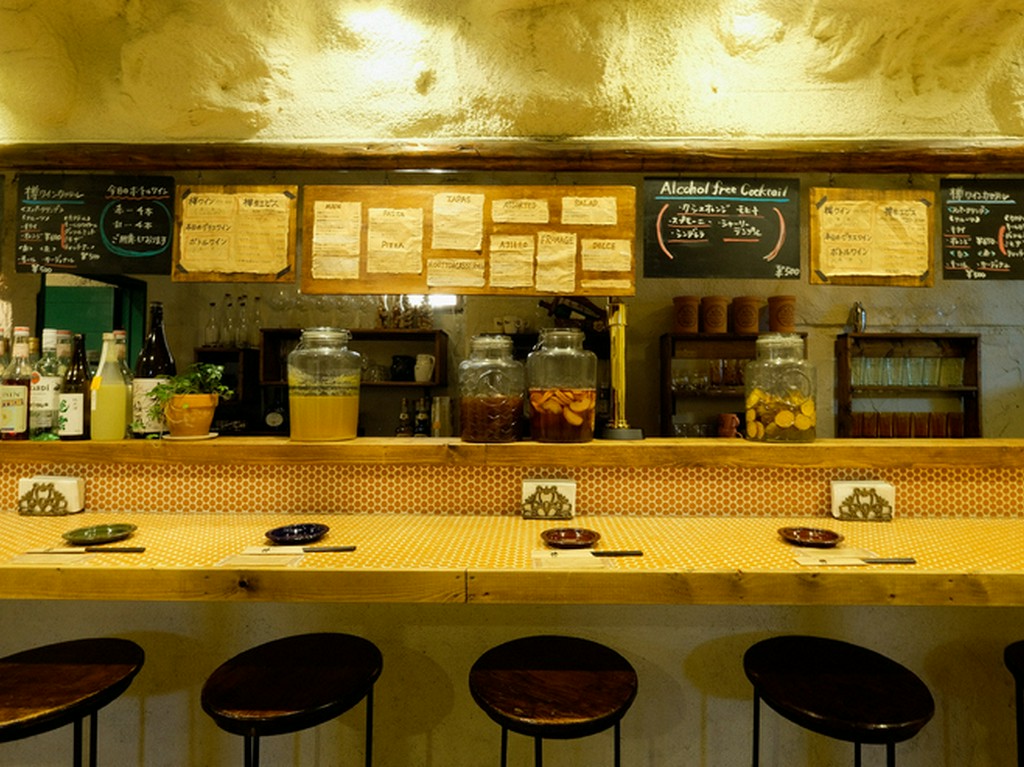 カウンター席もあり、一人でも気軽に立ち寄れる雰囲気