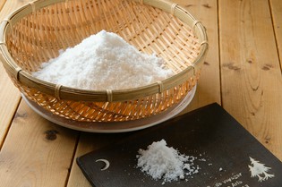 由良川沿いの神崎で、長年受け継がれてきた伝統の『神崎の塩』