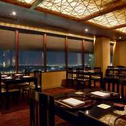 大きな窓からは明石海峡大橋が一望できるホール席