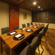 6名様～12名様まで靴のまま利用できるテーブル個室