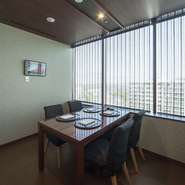 2名様から4名様まで靴のままでご利用いただけるテーブル個室