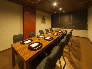 京都の地名を店名、個室名にした日本料理「桃山」