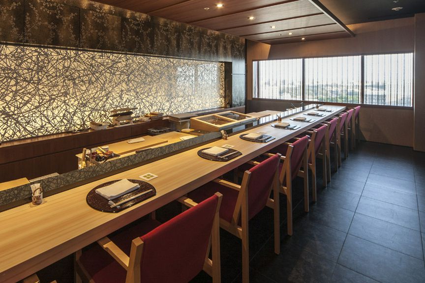 目の前で板前が握る絶品寿司を味わえる寿司カウンター