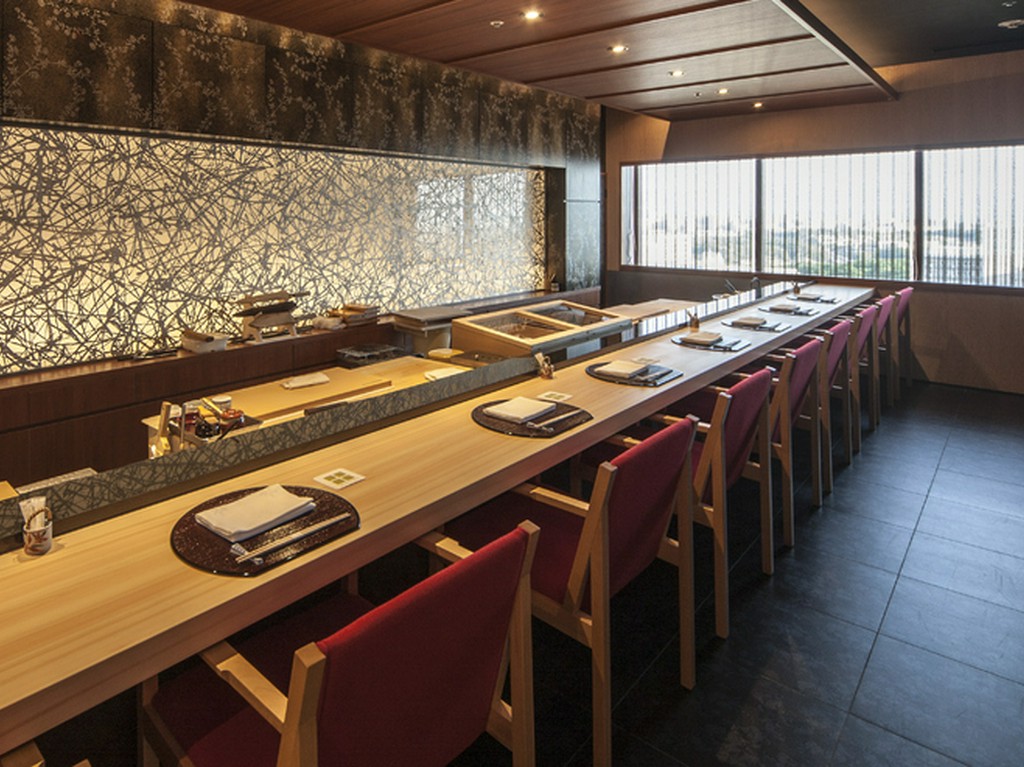 目の前で板前が握る絶品寿司を味わえる寿司カウンター