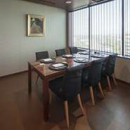 結婚記念日や誕生日などの家族のお祝い事や親族揃っての法事後の会食などにお誂え向き。少人数用の個室もあるので、子どもと一緒でも周りに気兼ねなく食事を楽しめます。
＊個室のご希望はお電話にてお問合せ下さい