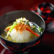 日本料理の粋を極めた「＜煮物椀＞菊かぶらの煮物椀」