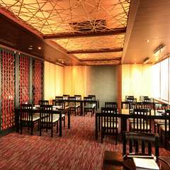 ホール席は広々とした開放的な空間