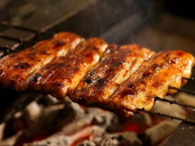 焼物は素材の旨みを引き出す“備長炭”を使用