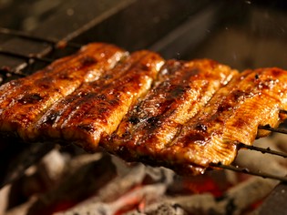 備長炭でじっくりと焼き上げ、旨みを凝縮させた『うなぎ』