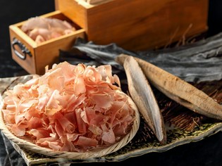 素材にこだわり、選りすぐりのかつおぶしと昆布でひいた一番だし