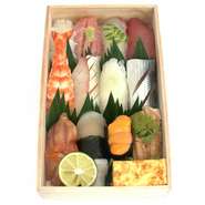 鮮度にこだわった上ネタ12貫。四季折々を味わえる板前自慢の豪華な内容でご用意しております。