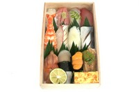 鮮度にこだわった上ネタ12貫。四季折々を味わえる板前自慢の豪華な内容でご用意しております。