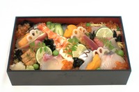 海の恵みと旬野菜で彩鮮やかに仕上げました。