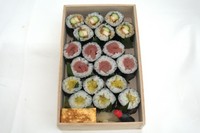 当店人気の鉄火巻・穴胡巻・新香巻の三種盛りです。
新香巻は三つ葉と胡麻がアクセントになっています。