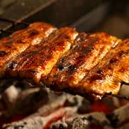 愛知三河一色から直送した最高鮮度の活鰻を1本使用。
備長炭で丁寧にふっくら仕上げました。
桃山特製のたれとともにお楽しみ下さい。
活鰻を使用しておりますのでご予約制にて承らせていただきます。
