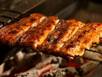 愛知三河一色から直送した最高鮮度の活鰻を1本使用。
備長炭で丁寧にふっくら仕上げました。
桃山特製のたれとともにお楽しみ下さい。
活鰻を使用しておりますのでご予約制にて承らせていただきます。
