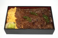 A5ランクの宮崎県産黒毛和牛と魚沼産コシヒカリを使用した贅沢な一品です。とろとろに仕上げた玉子がお肉を引き立てます。
※テイクアウトは「牛めし」のみのご提供です。