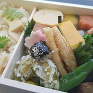 四季折々、旬な食材を使用。彩豊なお弁当に仕上げました。