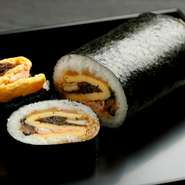 贅沢に海苔を2枚使用した極上太巻き寿司です。海老・焼き穴子・椎茸・みつば・中具・でんぶ・玉子で仕上げております。