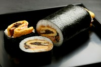 贅沢に海苔を2枚使用した極上太巻き寿司です。海老・焼き穴子・椎茸・みつば・中具・でんぶ・玉子で仕上げております。