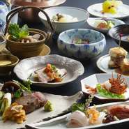 日本料理「桃山」から旬のお造り、季節の料理と鉄板焼きならではの実演メニューの数々、特選黒毛和牛ステーキなど、見るもの食べるもの十分にお楽しみいただけます。