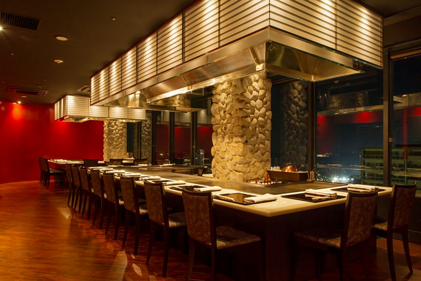 ホテル最上階からの展望が美しい、おしゃれなモダン空間